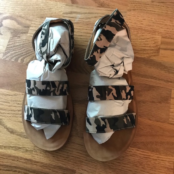 NWT Camouflage Tan & Green Stretch Sandals - Picture 5 of 14